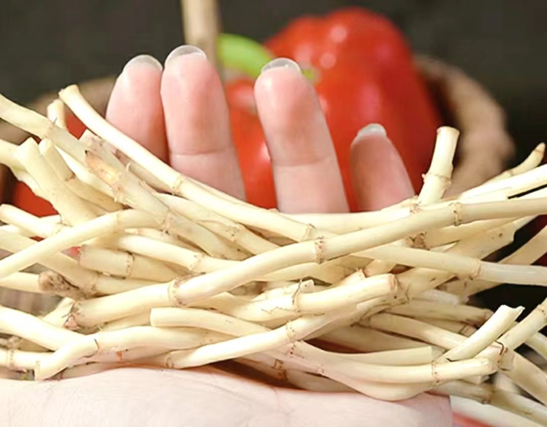 展示鱼腥草根的凉拌菜与茅草根泡水的场景,体现其不同的食用方式 鱼腥草根与茅草根的食用方式对比图