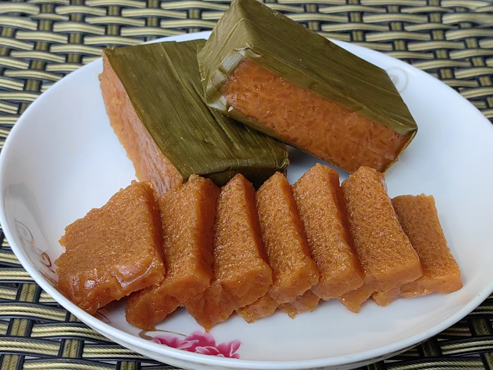 成品蜜桃糯米甜糕摆盘效果