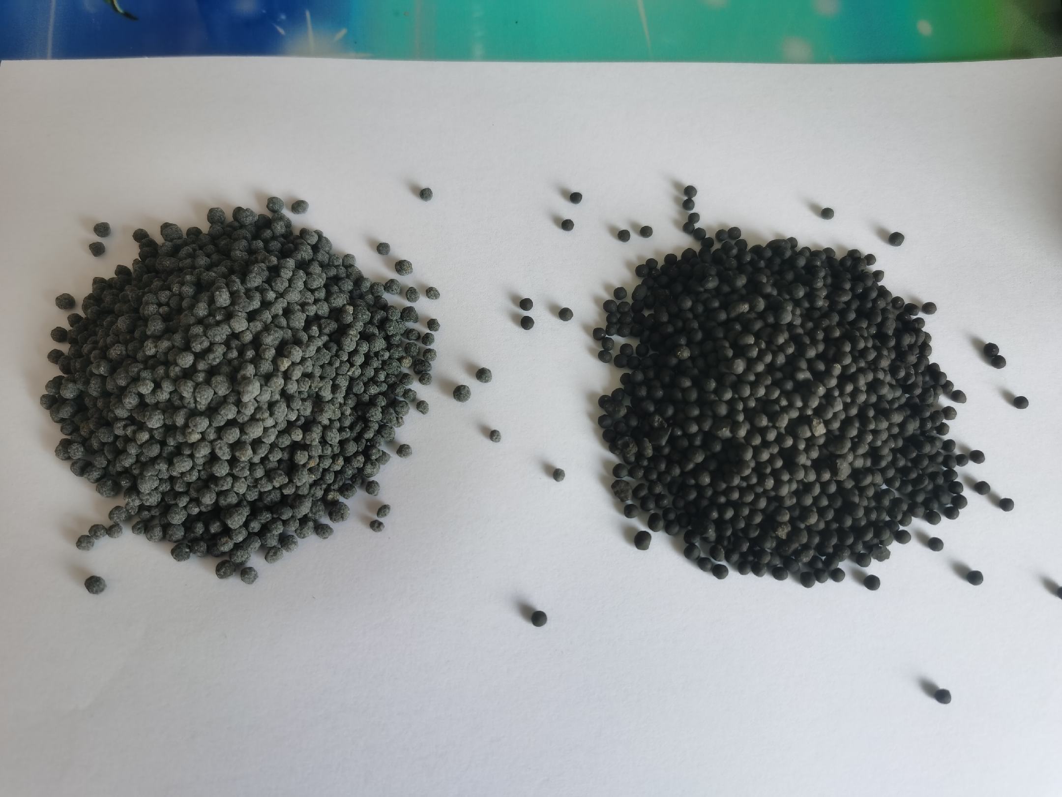 左图:合格复配药液——均质透明淡黄色液体,无悬浮物、无油膜、无絮状沉淀;右图:失败药液——明显分层(上层油状、下层水相)、底部白色絮状沉淀、表面泛白浑浊;图中配有刻度试管与pH试纸显示pH=6.2 草铵膦复配药液标准状态对比图
