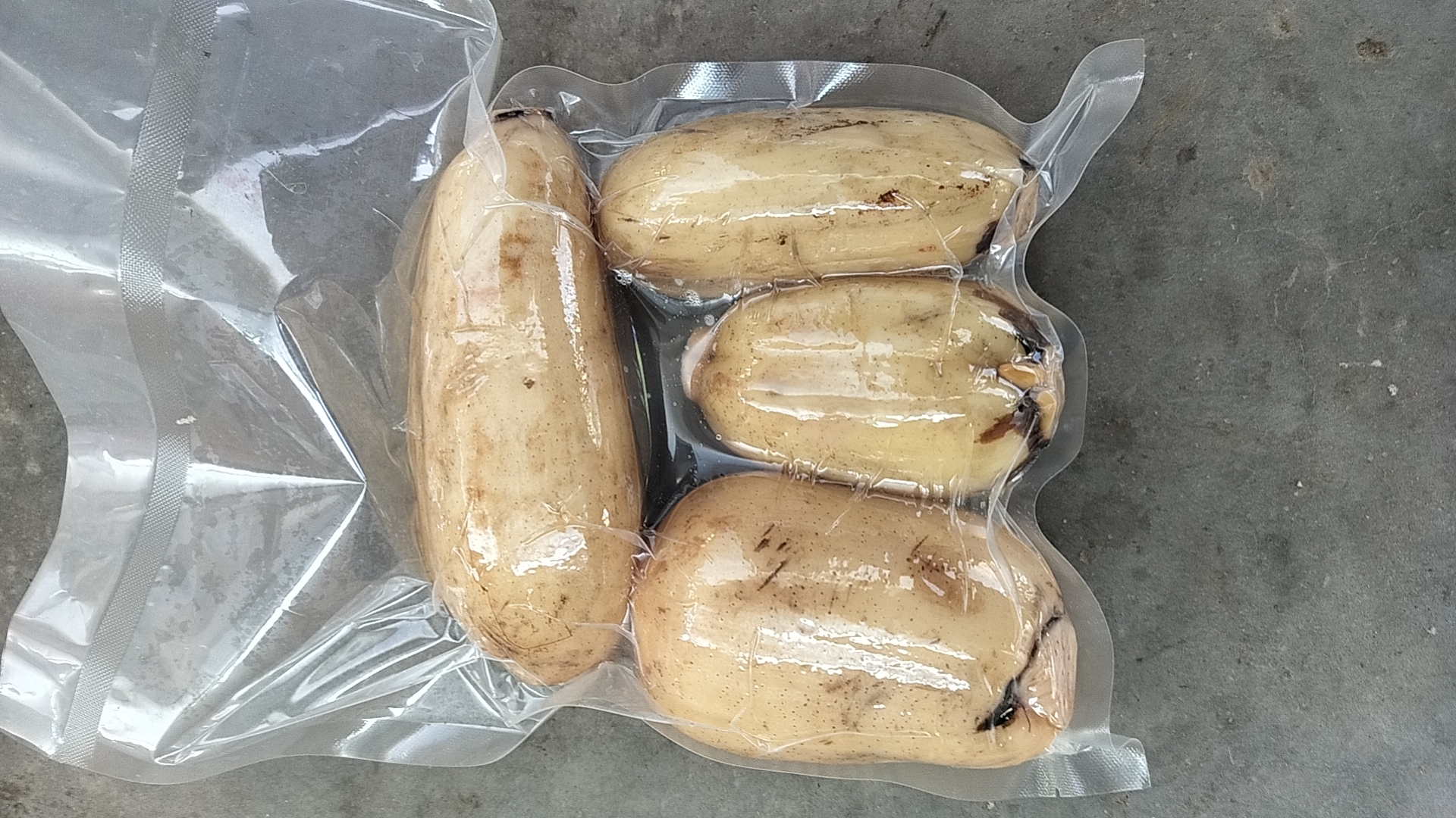 新鲜切开的白莲藕左侧呈乳白色,右侧暴露空气中30分钟后明显变为淡黄色至浅褐色,展示酶促褐变过程 白莲藕切面氧化前后对比图