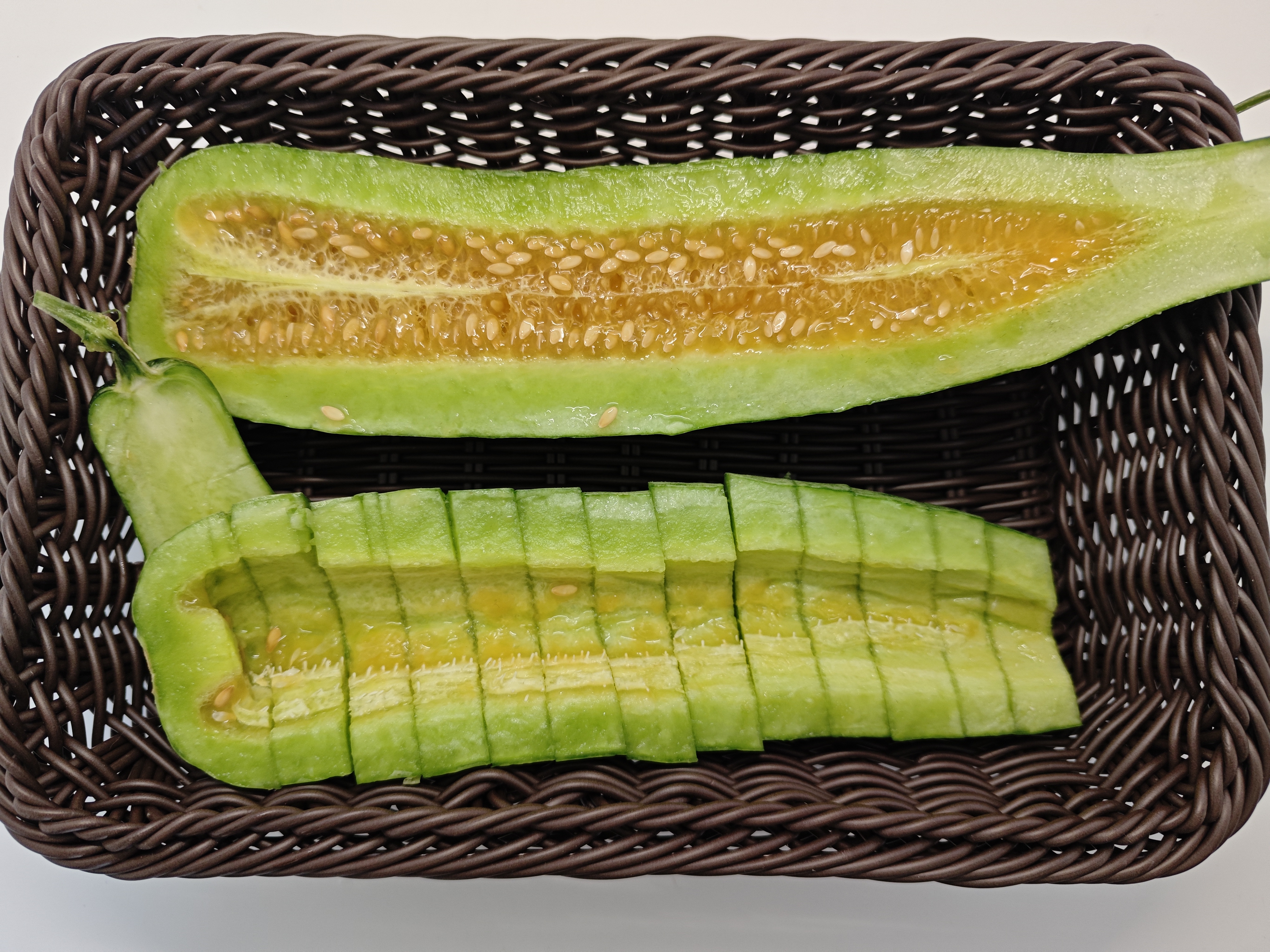 新鲜切开的羊角蜜甜瓜，果肉细腻