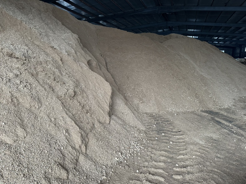 平菇种植后的菌渣堆放场景