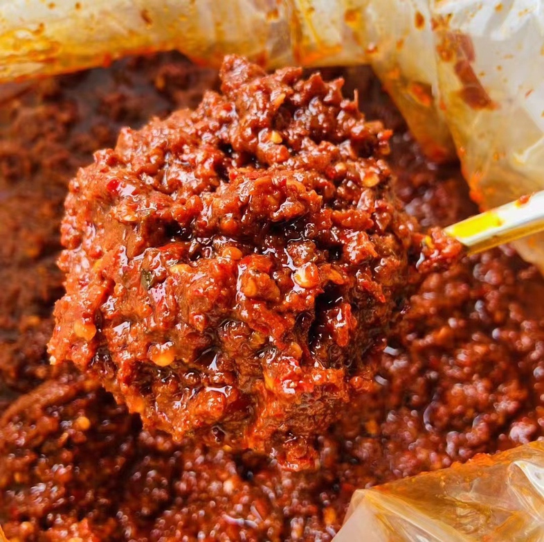 图片说明: 一碗调配完成的凉拌酱汁,色泽红润,香气扑鼻 调制好的凉拌酱汁