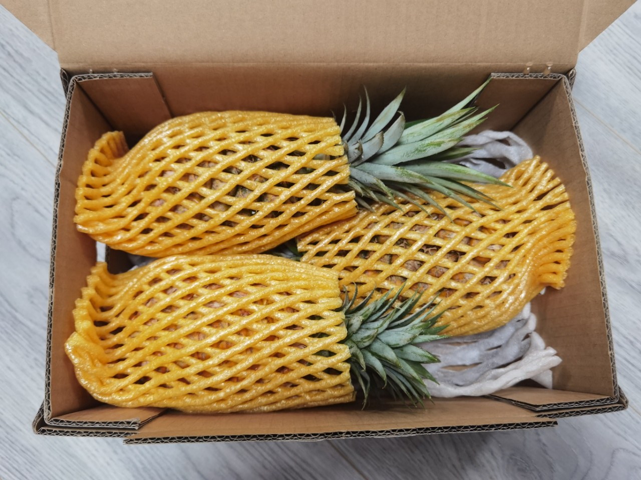 菠萝块装入透明PP密封盒并滴加柠檬酸溶液的操作过程