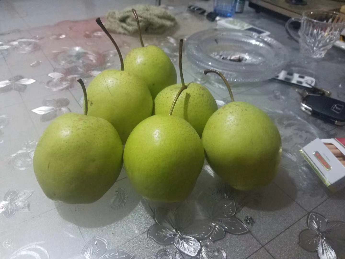 一家人围坐品尝酸梨