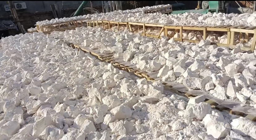 现代化番薯加工车间：洁净流水线上，工人正分拣清洗后的紫薯与橙薯，传送带旁摆放着真空包装的即食烤薯、冷冻薯泥及薯粉原料袋，背景可见“SC认证”与“富硒农产品”标识牌