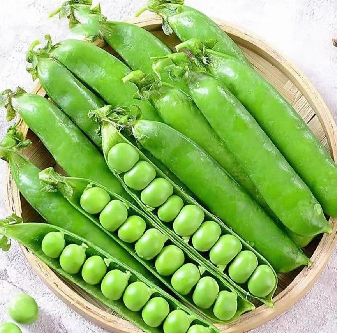 新鲜豌豆荚与豌豆米对比图