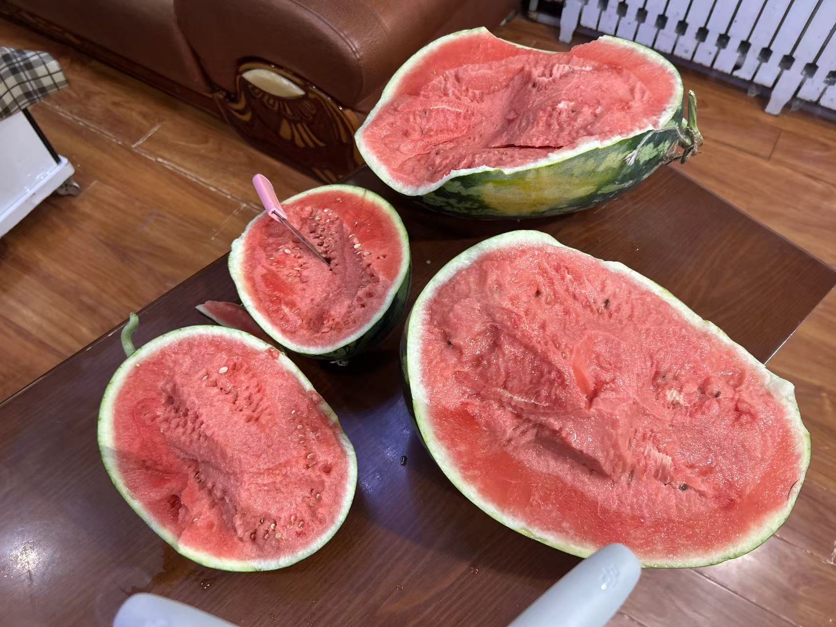 家庭餐桌上的切开麒麟西瓜场景