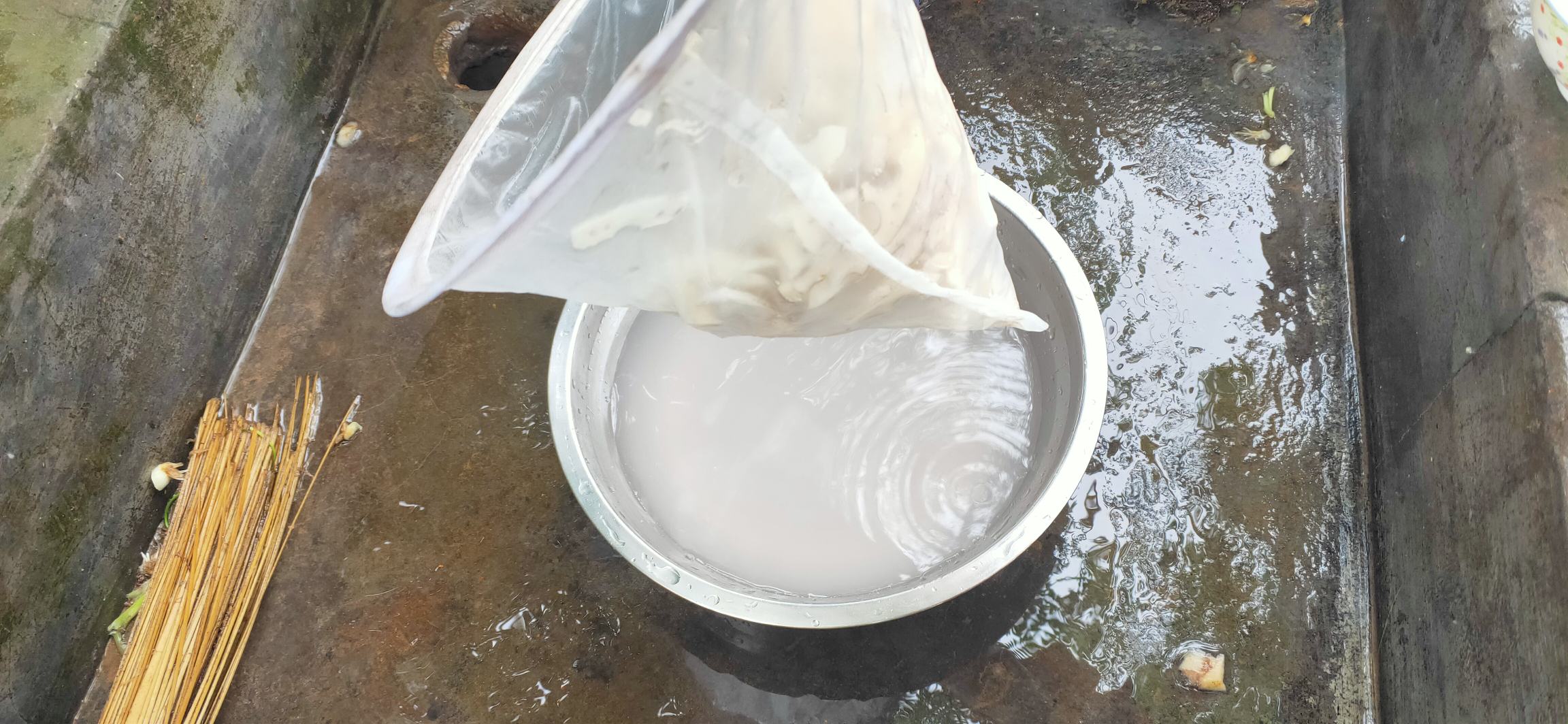湖南靖州葛农手工制作葛根粉全过程:原料为三年生野葛根,石磨低温研磨避免产热,三次水洗去渣,恒温阴干,成品粉质细腻、色洁白、无酸败味,符合GB/T 30357.3-2018地理标志产品标准 传统葛根粉制作工艺实景:农户将洗净葛根石磨粉碎,纱布过滤取浆,自然沉淀48小时后刮取底层白色粉块,晾晒至含水量≤12%