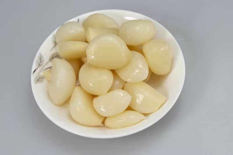 蒜瓣在醋中腌制