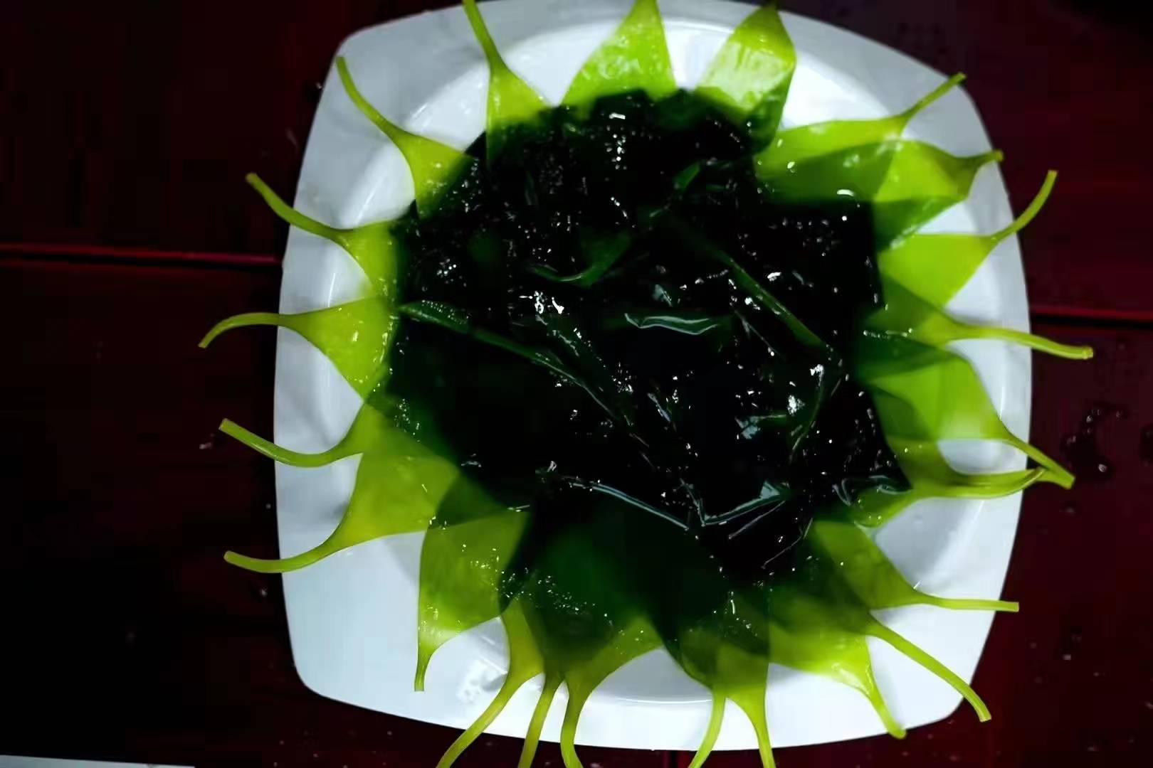 海带与豆腐、虾皮等食材搭配的厨房场景 海带与其他食材搭配示意图