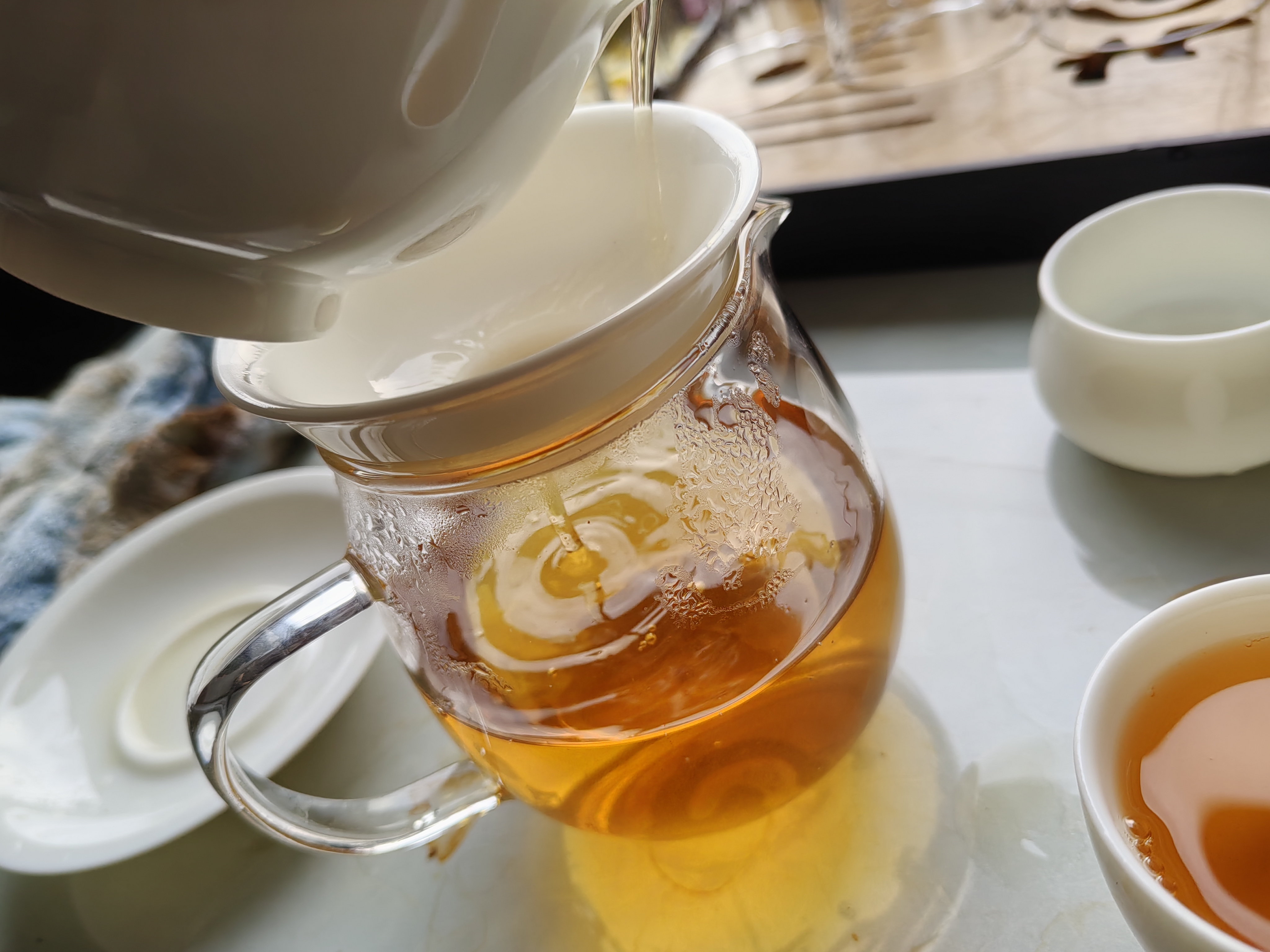 一张俯拍图展示蜜柚白茶的家庭冲泡流程:第一步称量干茶放入盖碗,第二步注入85℃热水,第三步出汤至公道杯,第四步分饮至品茗杯,旁边配有计时器与温度计,强调科学冲泡方法 蜜柚白茶家庭冲泡步骤图