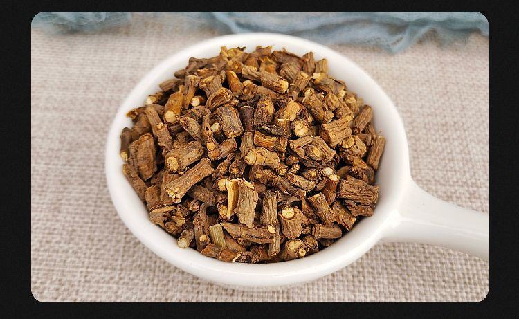 中药柜中摆放整齐的北柴胡切片饮片,呈黄白色至淡棕色,片状均匀,旁边配有标签‘北柴胡’,体现其作为常用中药的规范化管理 中药房中的北柴胡饮片