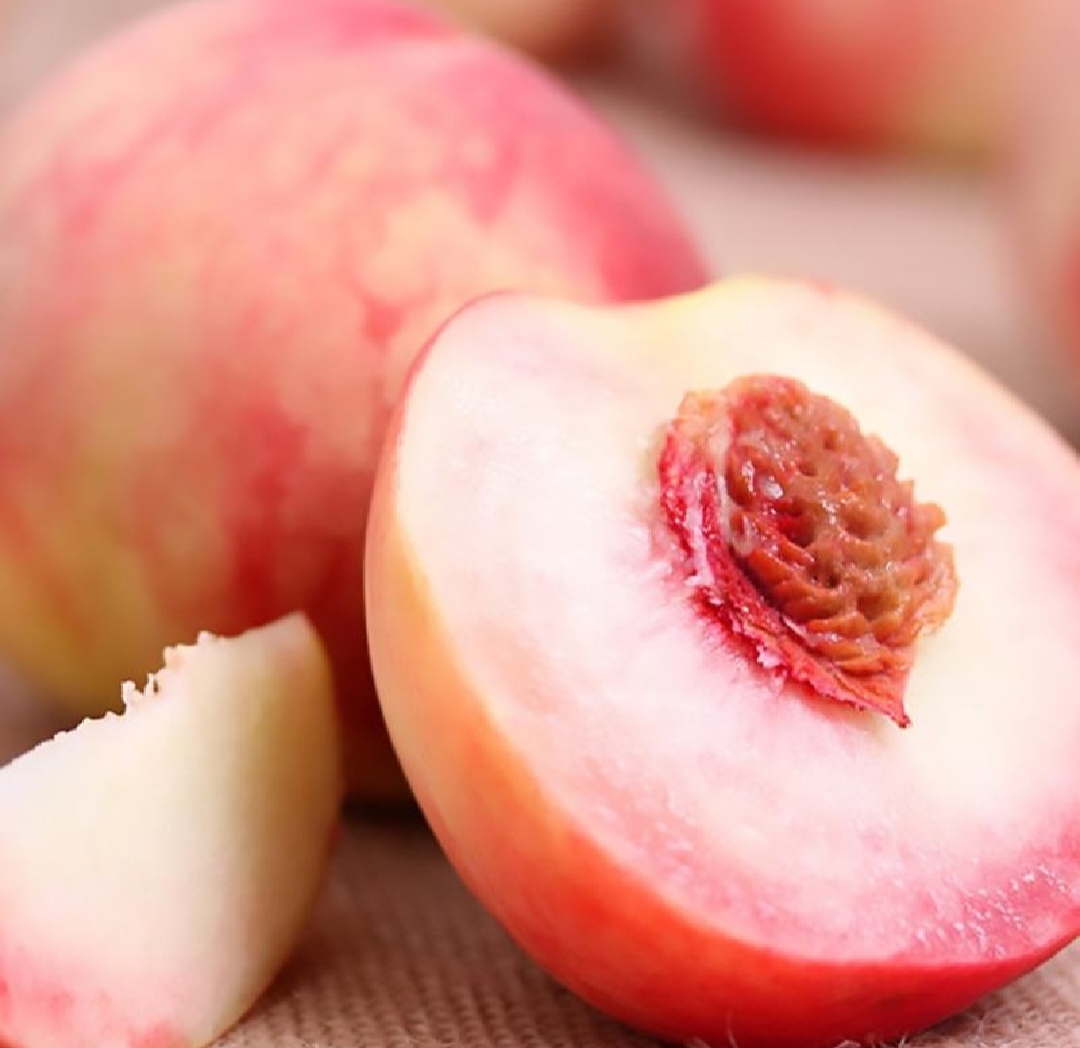 红不软桃切开展示果肉细节