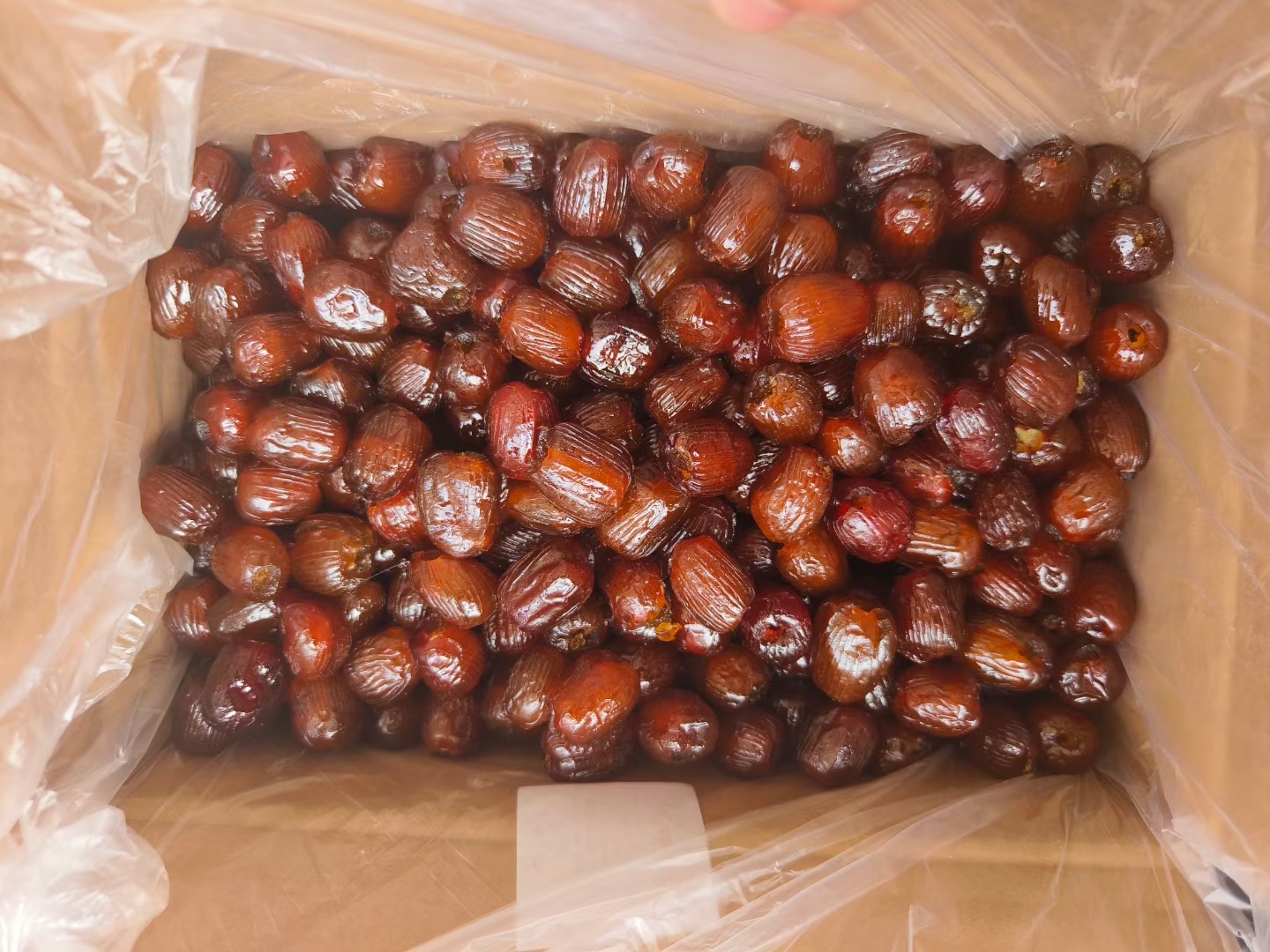 大型现代化冷链仓库中,鲜枣储存在恒温恒湿环境中,智能传感器实时采集数据,确保每一批次产品的保鲜质量 现代化冷链仓库内部场景,多层货架上整齐码放着标注日期和品种的鲜枣周转箱,叉车正在作业,顶部安装有环境监测传感器