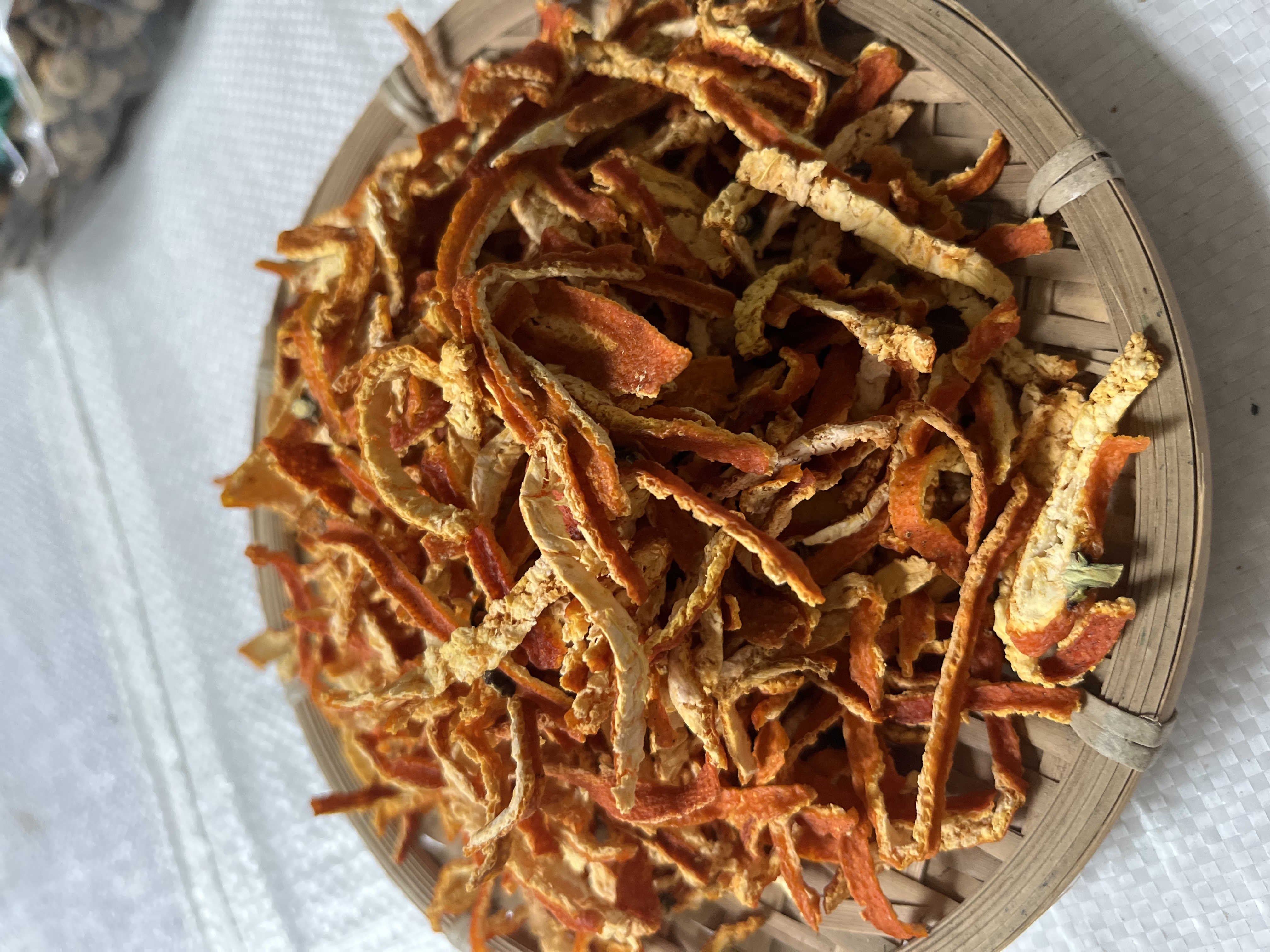 一盘整齐摆放的老皮生晒小青柑成品,果皮自然晒干,呈现出蜜橘般的色泽与香气 老皮生晒小青柑成品展示