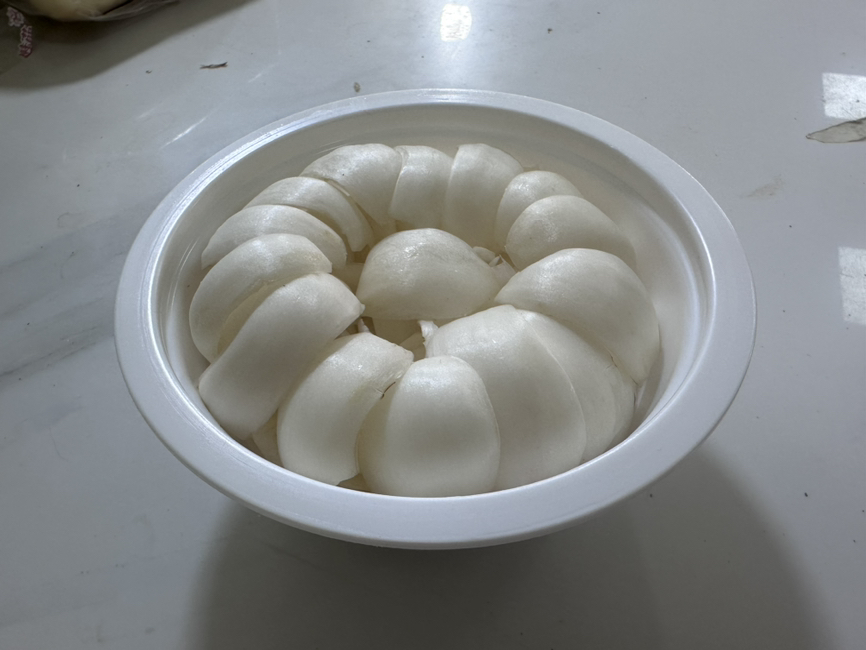 成品百合稀饭摆盘,突出鲜百合瓣的完整性与自然色泽,青花瓷碗体现传统食养文化,碗沿地理标志标识强调农产品来源真实性与品质保障 盛装百合稀饭的青花瓷碗特写:粥体乳白微稠,可见完整百合瓣3片,表面撒少量枸杞增色,碗沿标注'鲜龙牙百合·隆回地理标志'字样