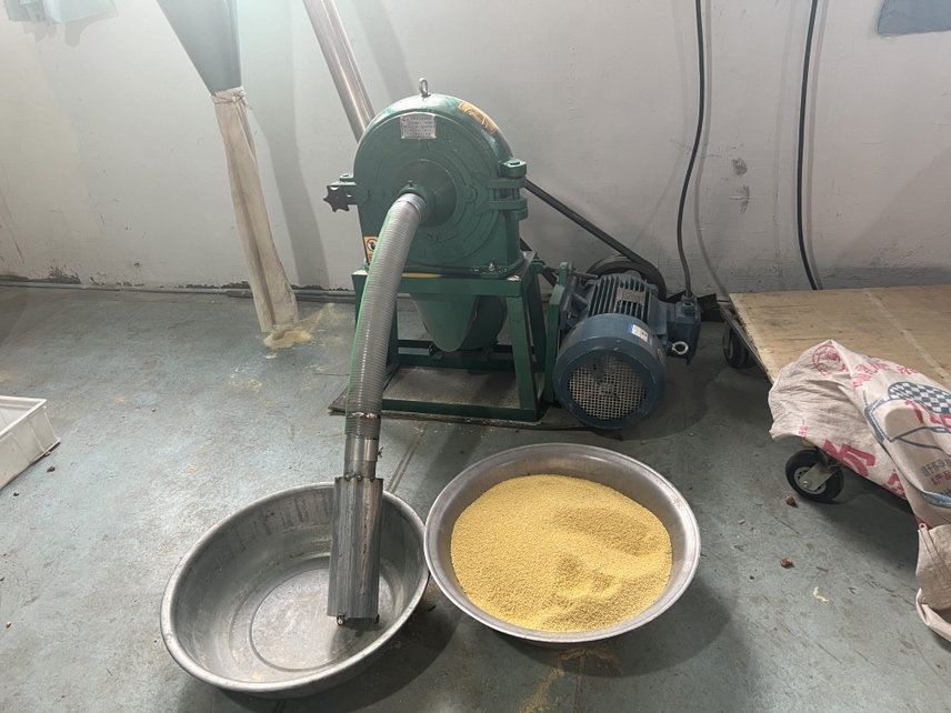 展示工人正在对玉米芯与辅料进行混合搅拌 毛木耳栽培基质拌料过程