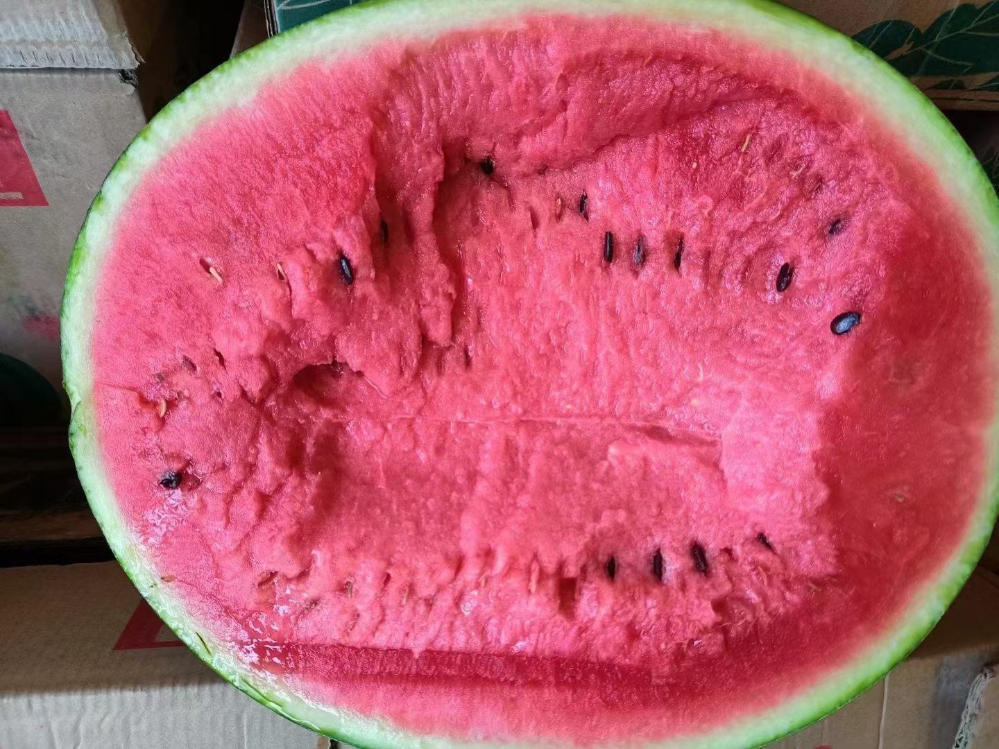 甜王西瓜切开后红瓤黑籽，汁水丰富，果肉饱满