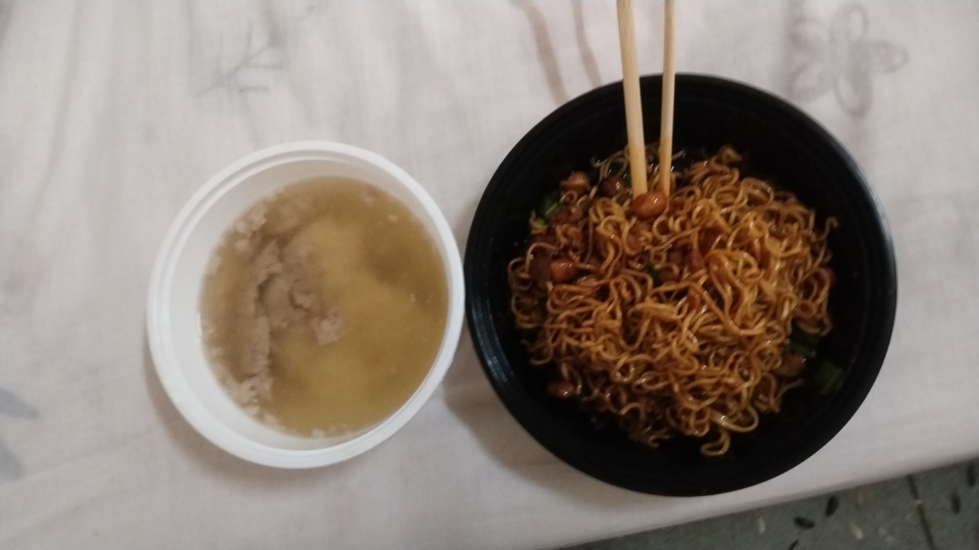 胡萝卜与药品共存的餐桌场景