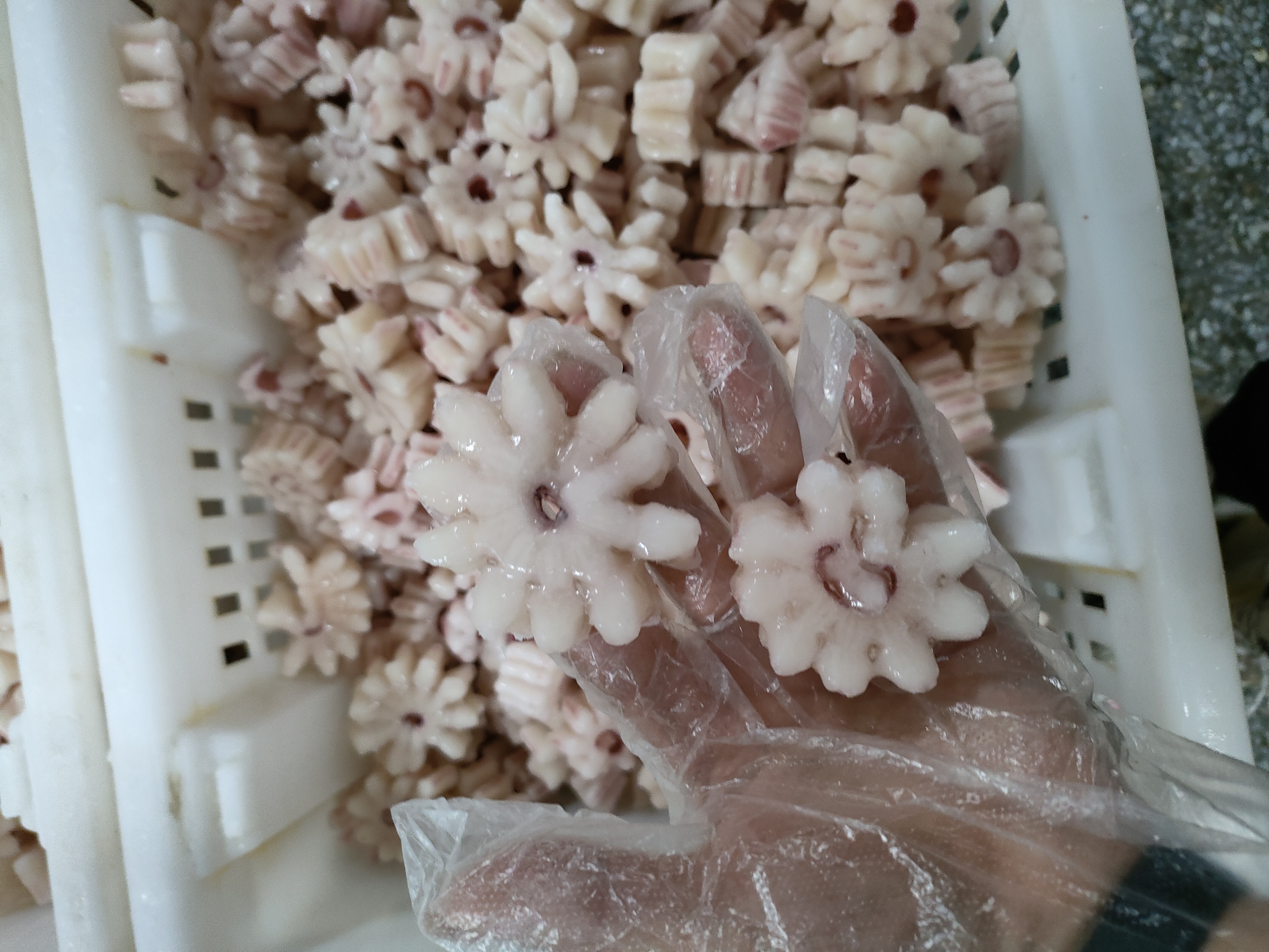 花蛤在锅中翻炒,加入葱姜蒜等调料,热气腾腾,香味扑鼻 花蛤烹饪过程