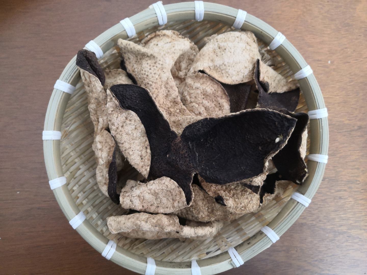 荔枝叶与中药材一起摆放的画面