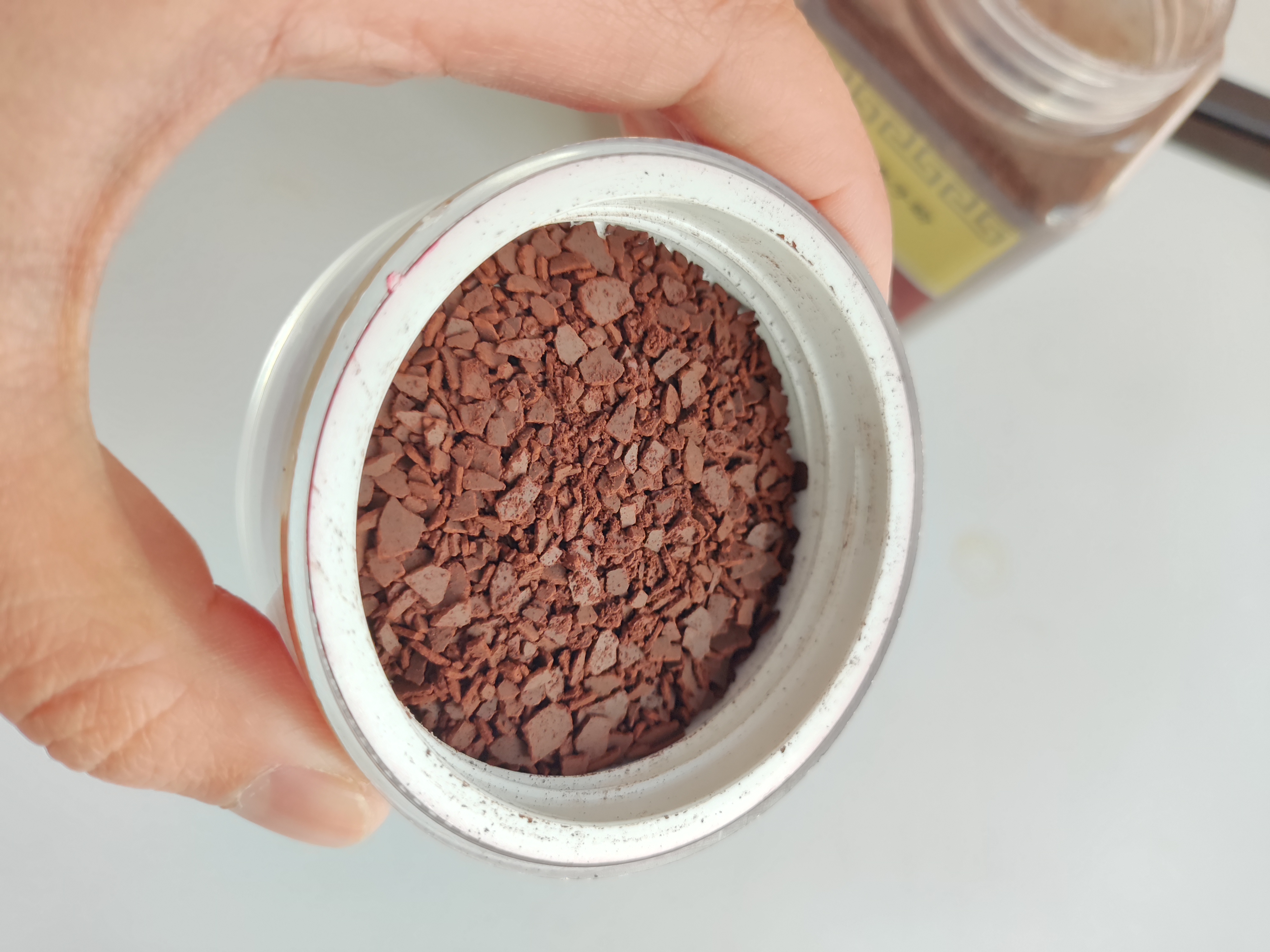 信息图:左侧展示灵芝切片经胃酸作用后,多糖链在小肠刷状缘被β-葡萄糖苷酶逐步水解为单糖吸收;右侧展示破壁孢子粉中游离三萜分子直接透过肠上皮细胞膜进入门静脉,箭头标注关键转运蛋白OATP2B1;底部标注两种形态在肝脏首过代谢率差异(切片多糖代谢率35%,孢子粉三萜代谢率18%) 灵芝切片与破壁孢子粉在人体肠道吸收路径示意图