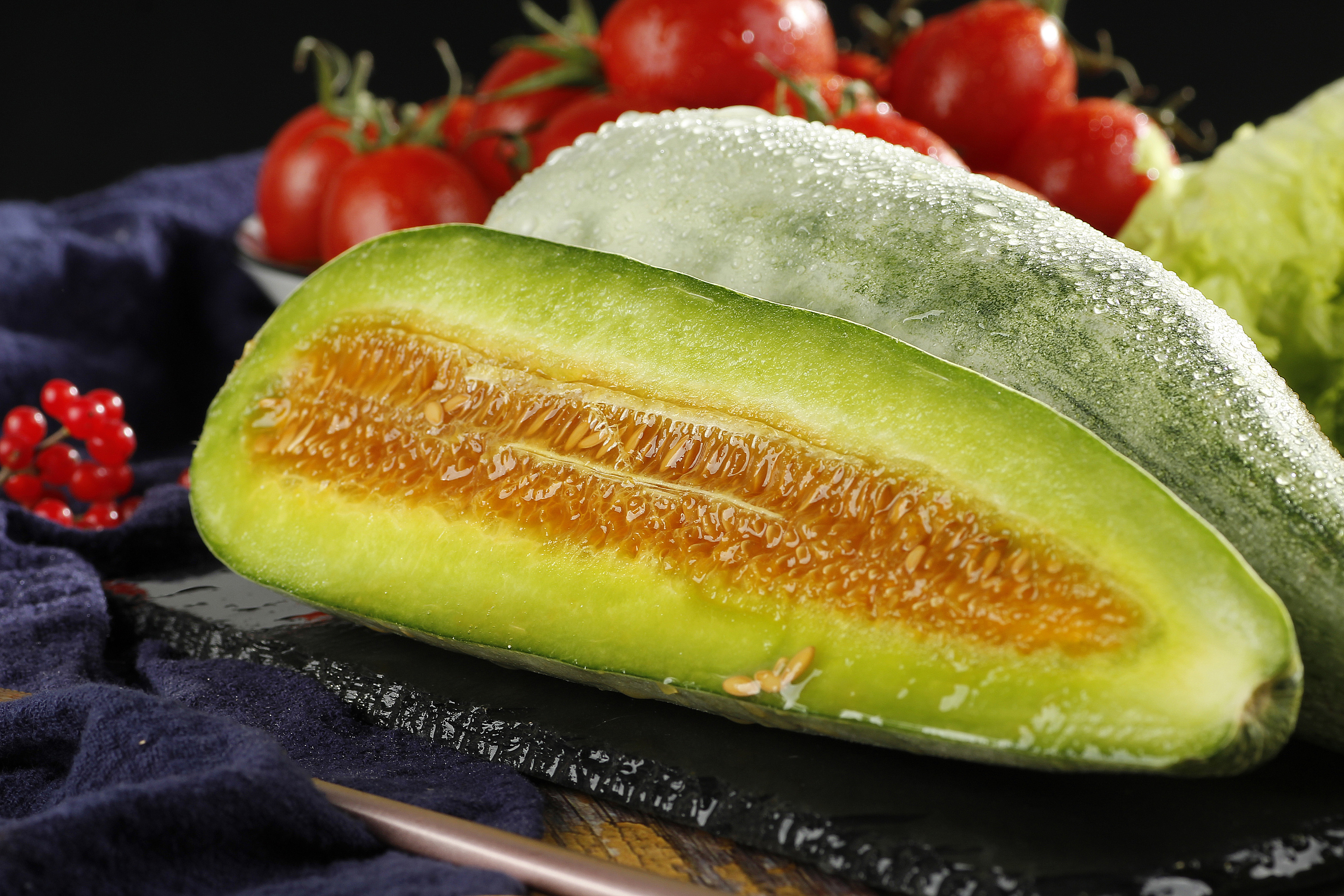 羊角蜜甜瓜与其他水果搭配展示