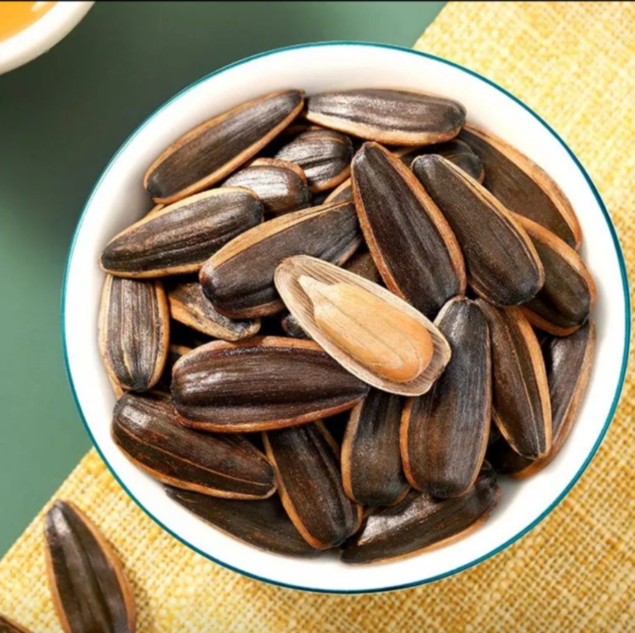 炒制的西瓜子摆放在盘中