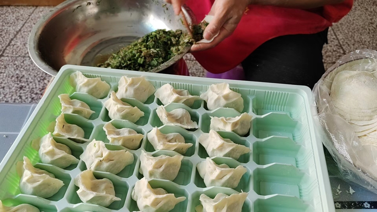 韭菜猪肉饺子包制过程图