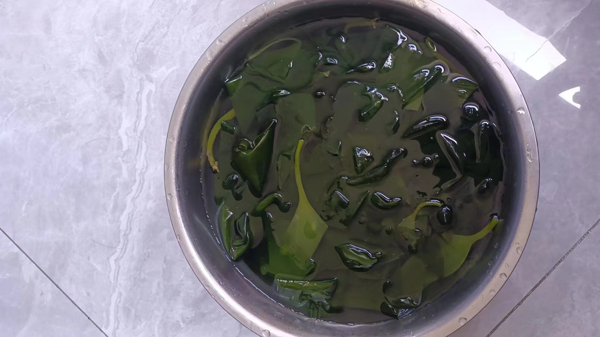 家庭厨房中泡发干海带的过程