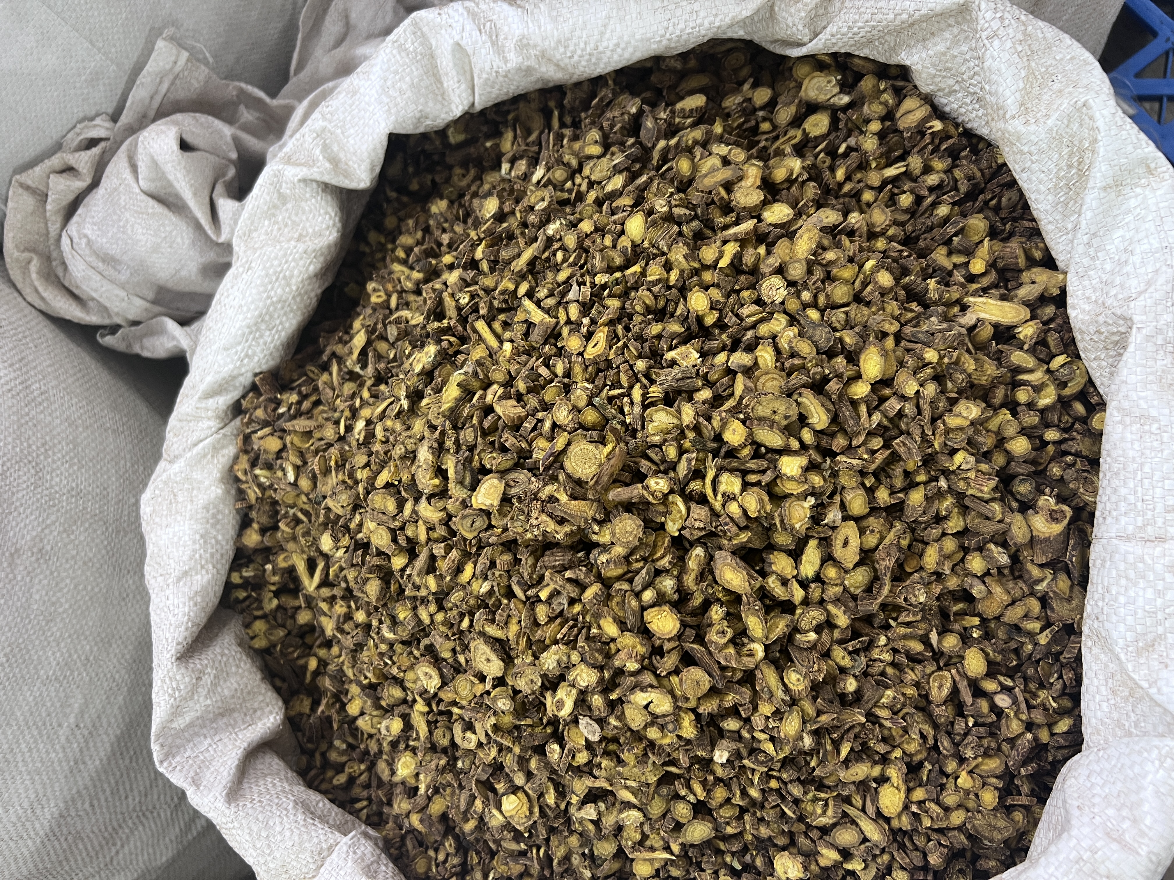 展示含有黄芩提取物的保健饮品、胶囊、压片糖果等食品产品 黄芩提取物食品产品展示