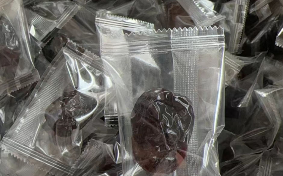展示多种包装形式的若羌灰枣片产品,包括礼盒装、独立小包装等 若羌灰枣片产品包装展示