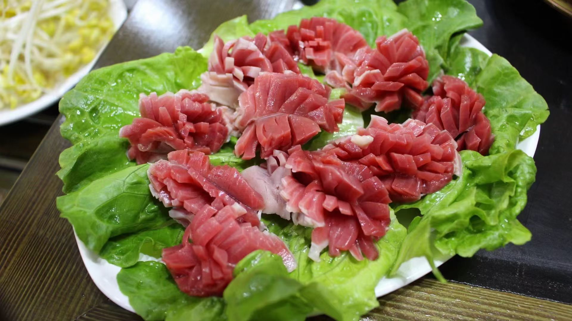 姜母鸭子健康食用场景图:展示砂锅主菜、糙米饭团、枸杞叶配菜、普洱茶饮及枸杞子点缀,强调自然食材与养生搭配 姜母鸭子食用场景图:青花瓷砂锅置于原木餐桌,盛满油亮鸭块与姜母,旁配糙米饭团、烫枸杞叶小碟、紫砂壶普洱茶及枸杞子小盅