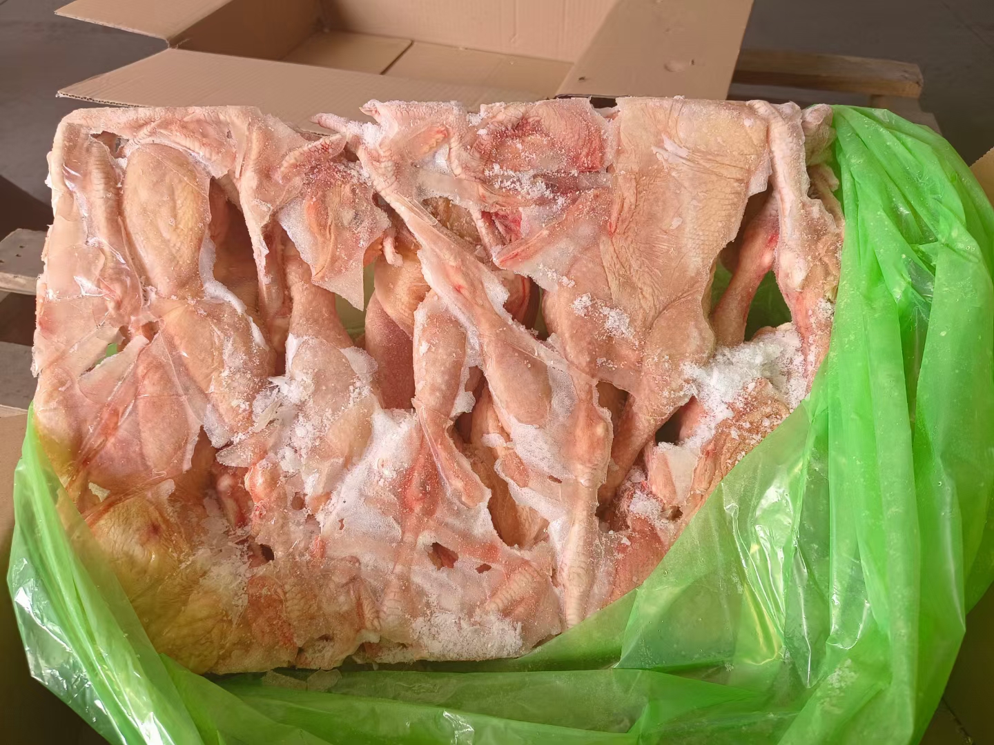 焯水后的长豆角摊开放凉准备冷冻