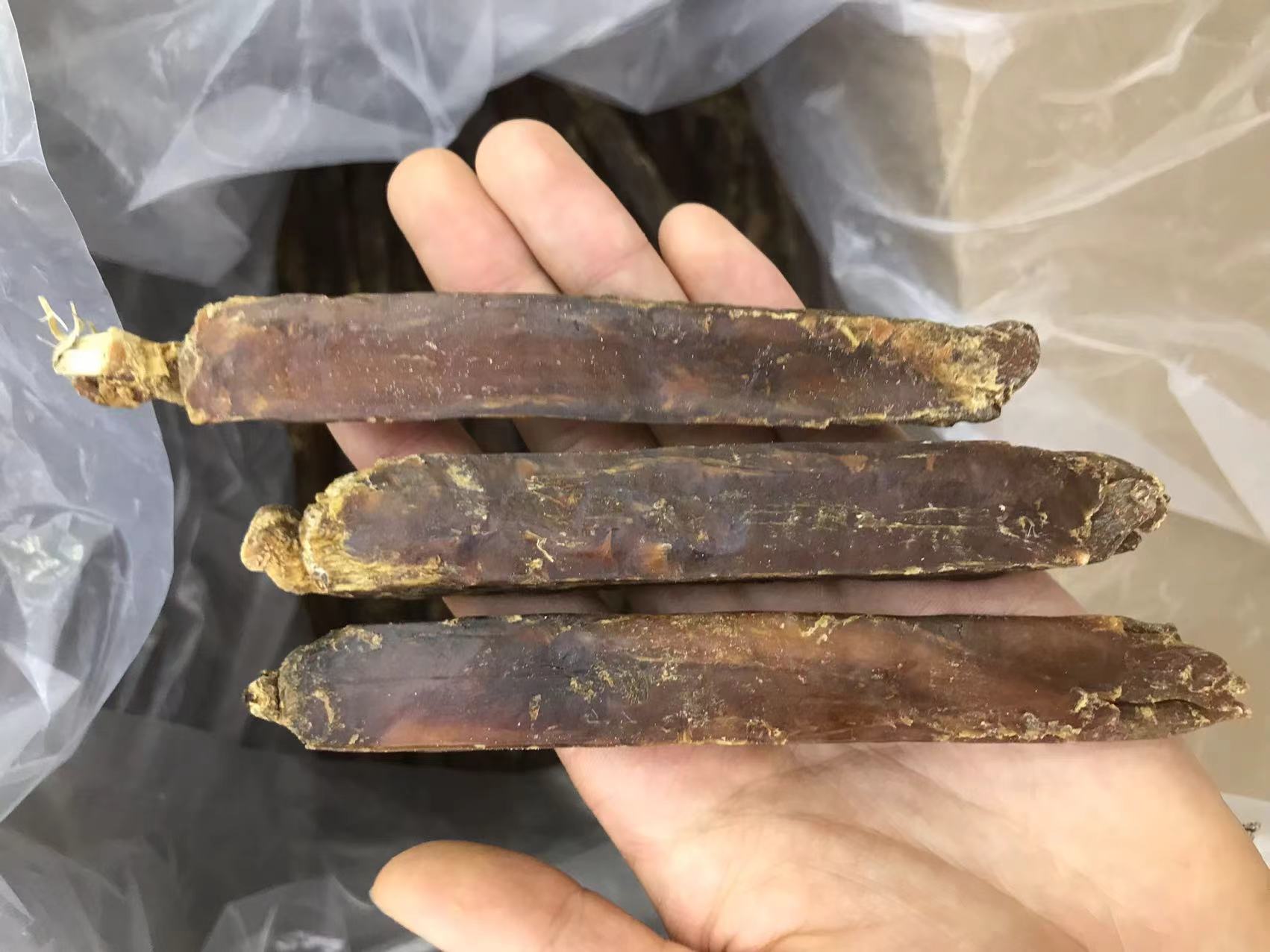 一位中年男性在清晨厨房中打开冰箱取出一支高丽参元,准备饮用,旁边放着水杯和电子秤,墙上挂有时钟显示时间为7:30,体现‘早晨空腹服用’的正确使用场景 高丽参元服用场景图