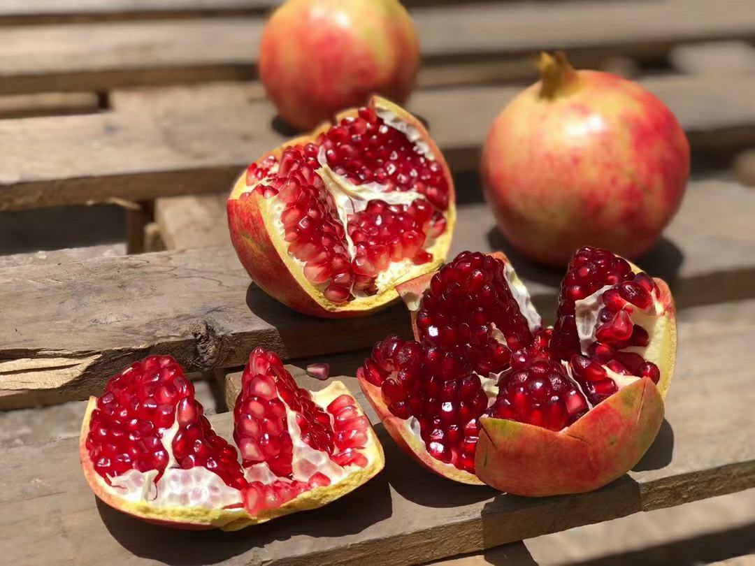 特写镜头：切开的石榴
