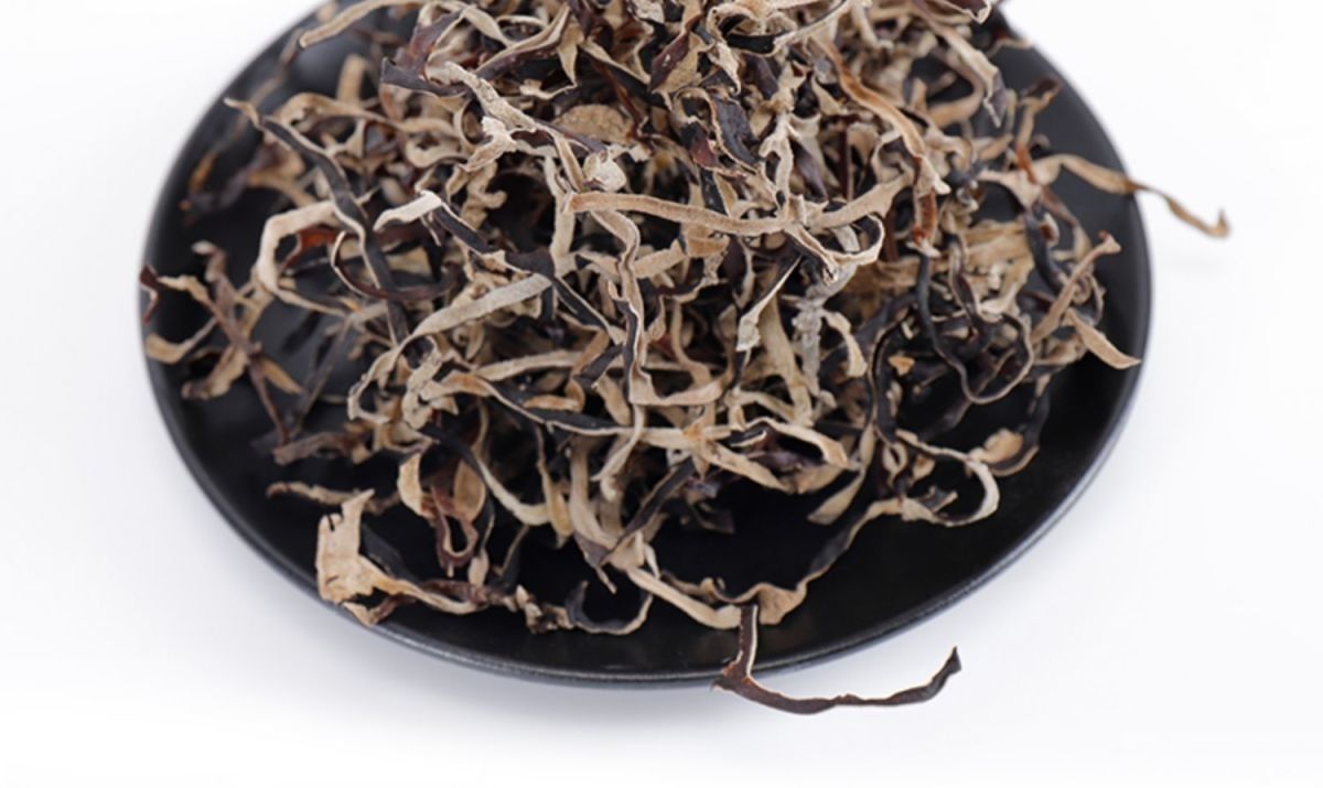 高清俯拍图:呈现最终成菜的色泽层次与质地细节——木耳丝琥珀透亮、粗细均匀、无黏连,配色明快,油润不腻,凸显‘脆嫩爽口’核心卖点 成品白背毛木耳丝特写:盘中木耳丝根根分明、晶莹透亮,青红椒丝点缀其间,表面油润反光,撒有翠绿葱花与金黄熟芝麻