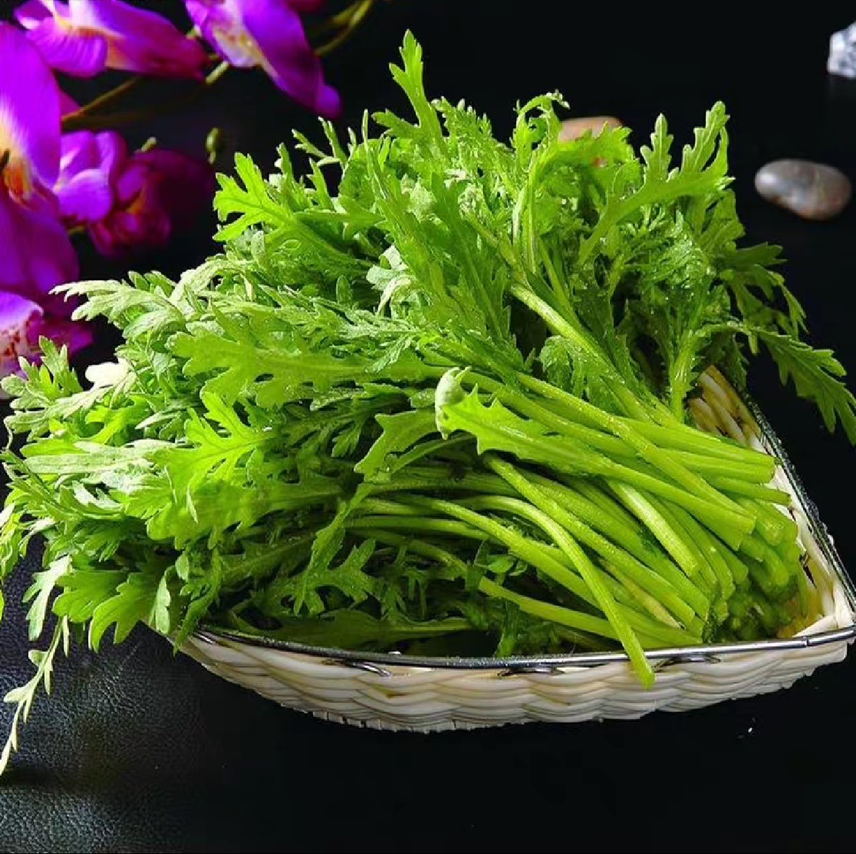 新鲜采摘的紫菜苔花装在竹篮中，色彩鲜艳，花苞紧实