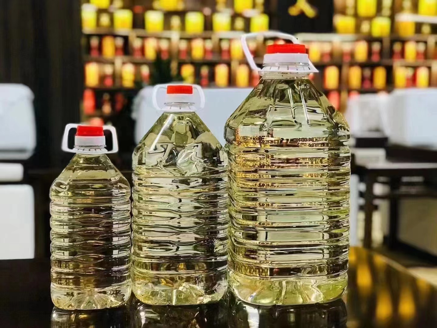 江小白白葡萄味酒瓶特写