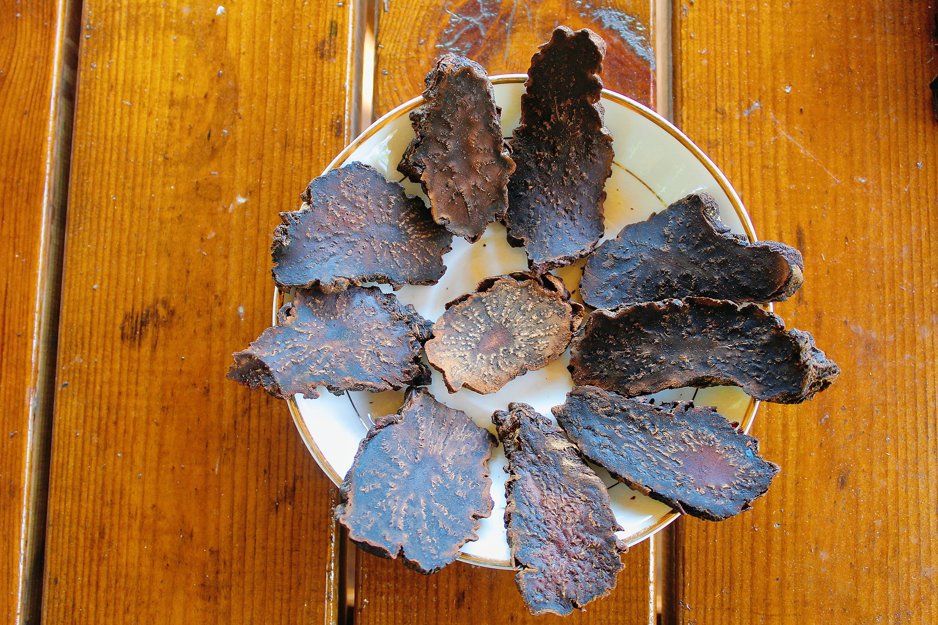 熟地黄与肉苁蓉药材对比图