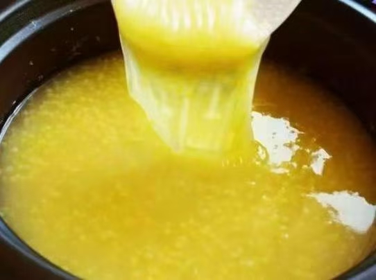 小米熬粥图