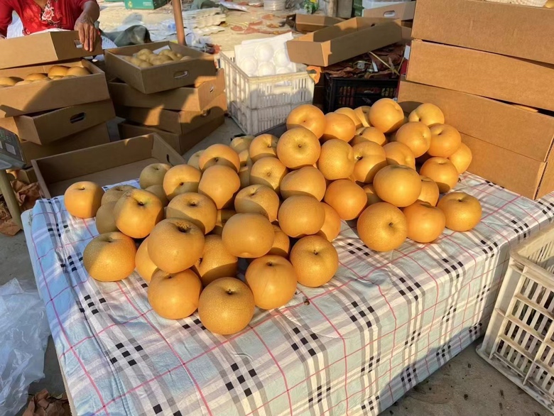 七月红梨在市场上的销售场景