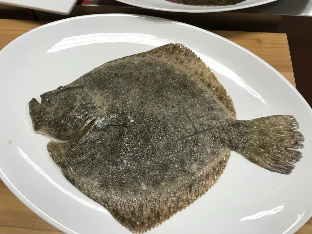 多宝鱼在市场中被切割处理