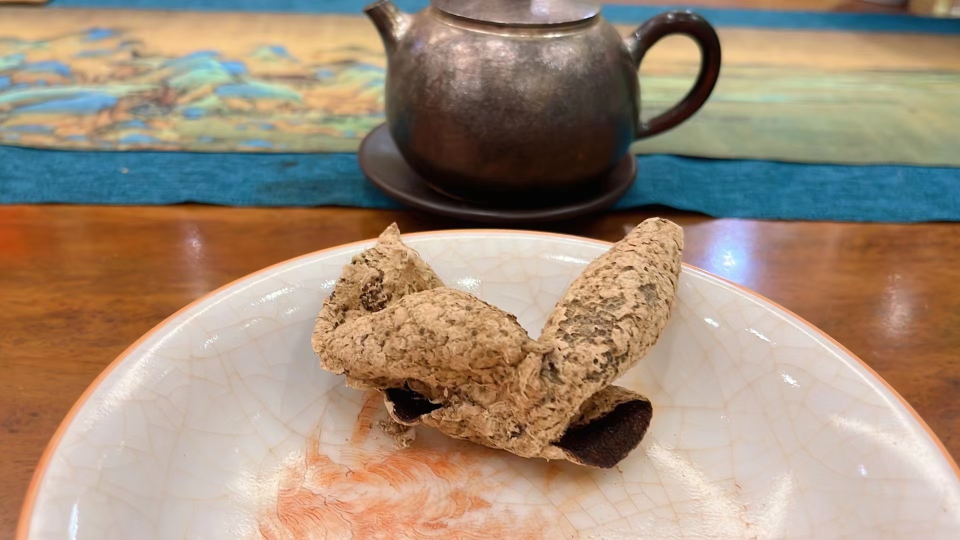 场景图为中式茶桌,一只白瓷盖碗中正冲泡着剖开的小青柑普洱茶,热水注入瞬间升起袅袅热气,茶汤呈琥珀色;旁边摆放竹制茶匙、公道杯与品茗杯;背景虚化处可见一排标注年份的玻璃罐,分别写着'2016''2018''2020',体现不同年份产品的存放状态 小青柑普洱茶冲泡过程图