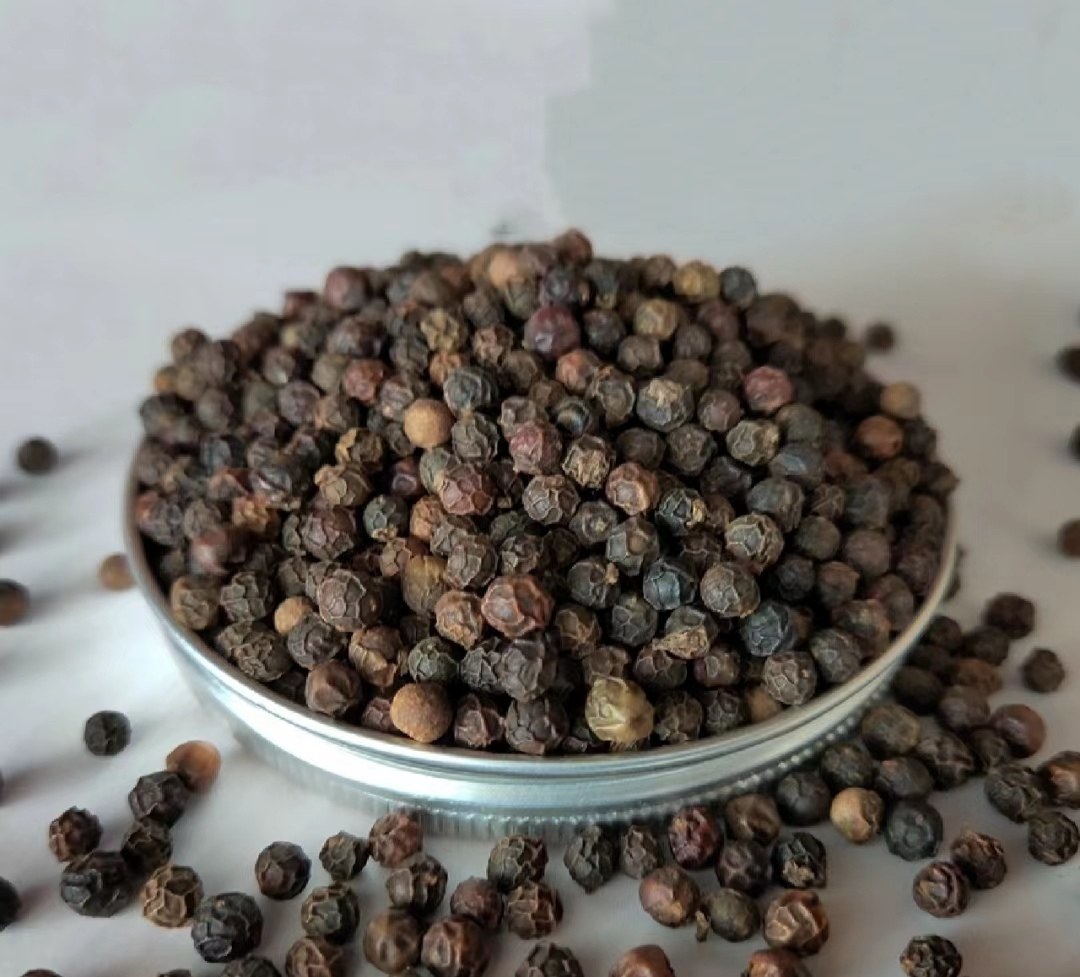 胡椒炖酒成品盛于瓷碗中特写