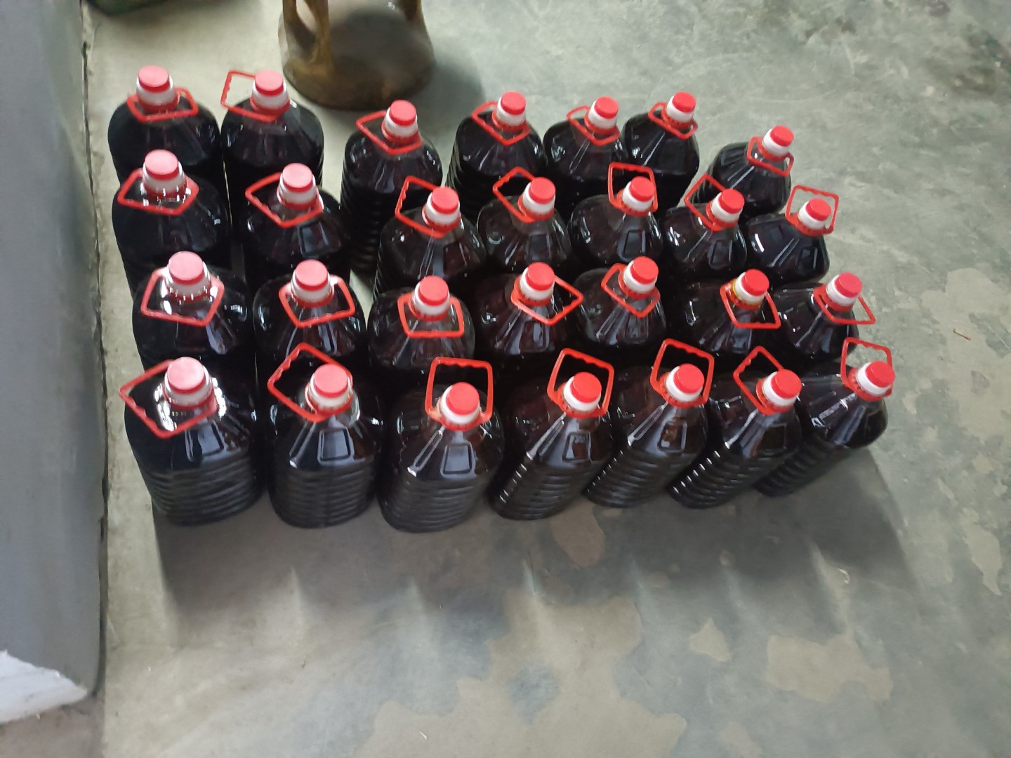 展示多种食用油瓶装摆放 配图:不同种类的食用油整齐排列在厨房台面上