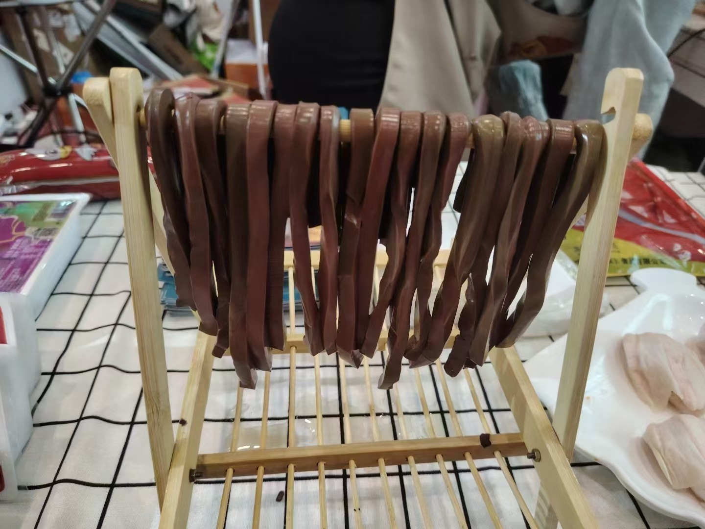 蒜苗鸭血盛放在白色盘中,色泽鲜艳,香气扑鼻,旁边配有米饭 蒜苗鸭血装盘成品图