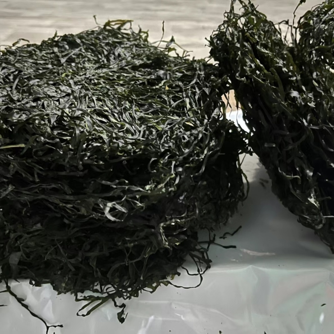 一盘色泽鲜亮、调味均匀的凉拌干海带丝摆放在餐桌上 凉拌干海带成品图
