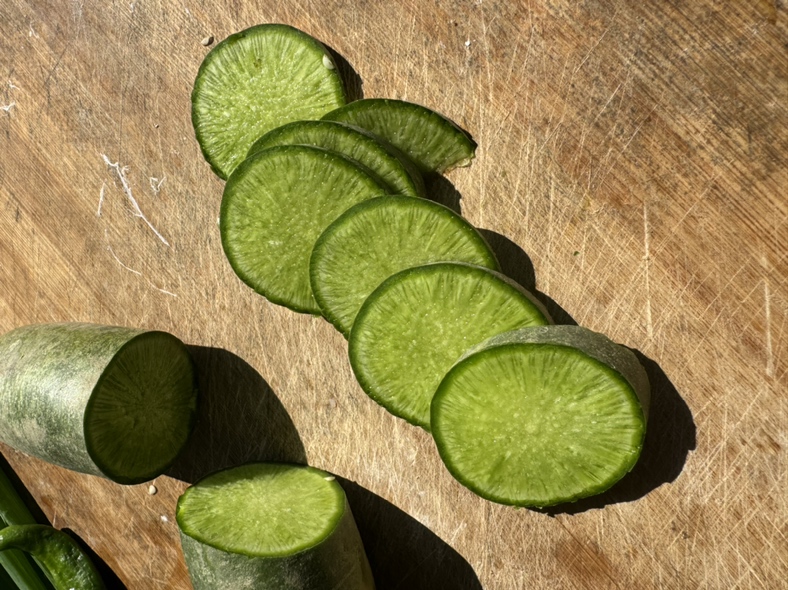 青萝卜与猪肉食材展示